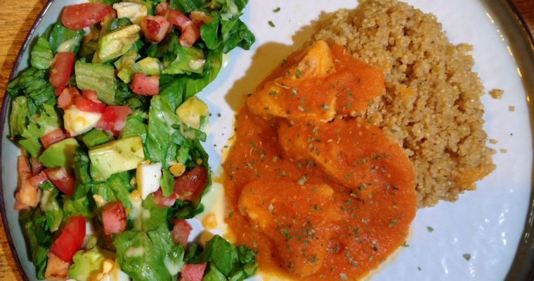 Quinoa met zoete tomatensaus en een frisse salade