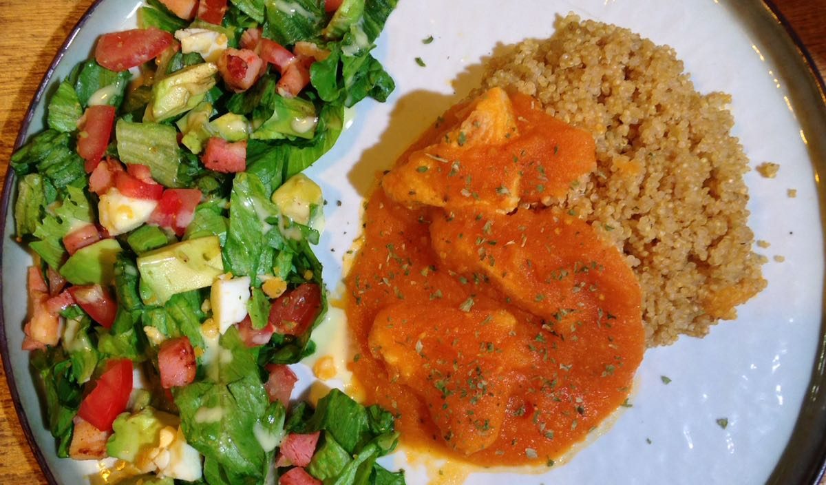 Quinoa met zoete tomatensaus en een frisse salade