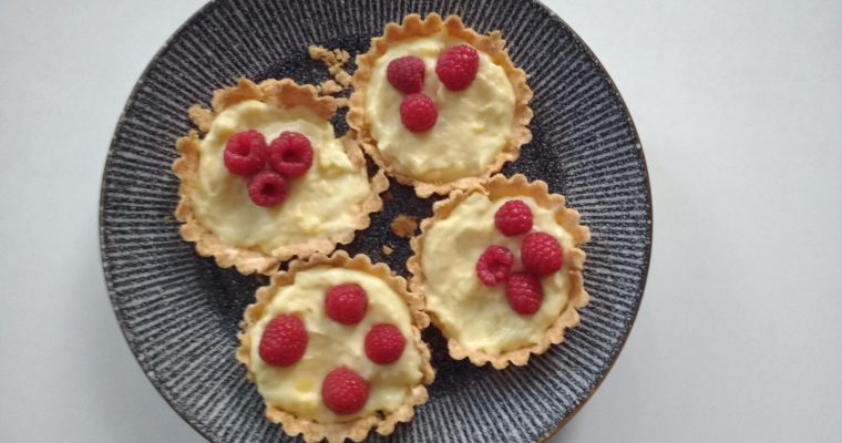 Tartelettes met zwitserse room en frambozen