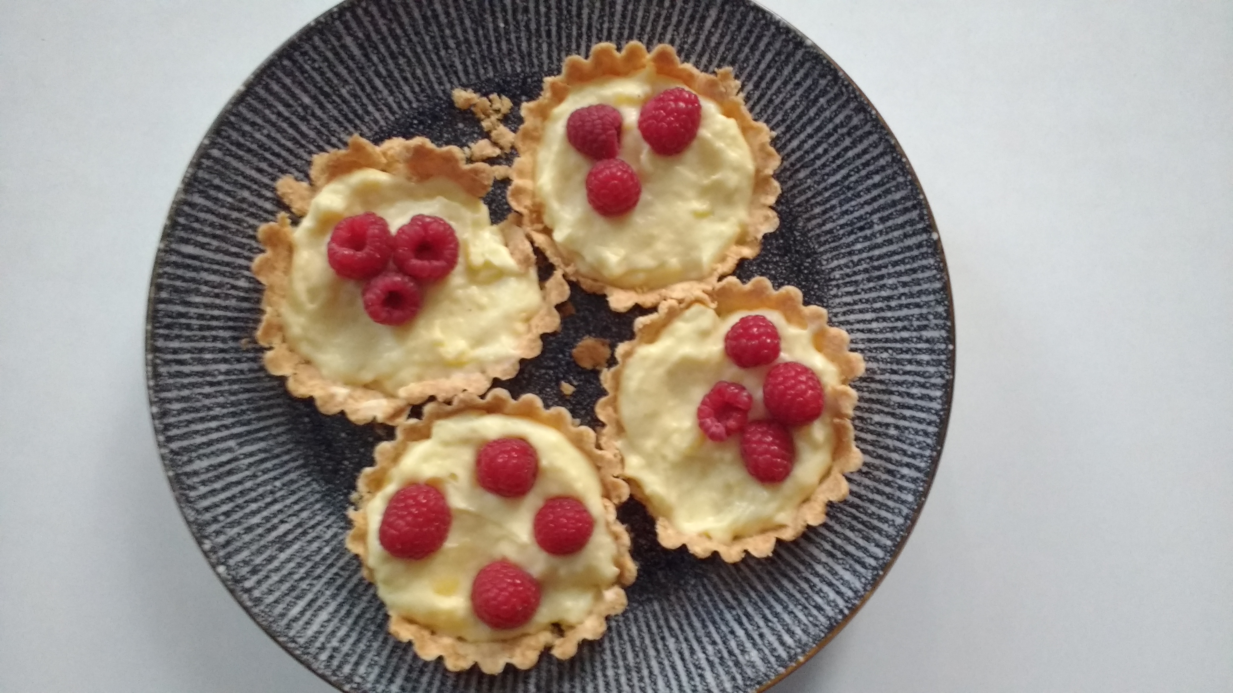 Tartelettes met zwitserse room en frambozen